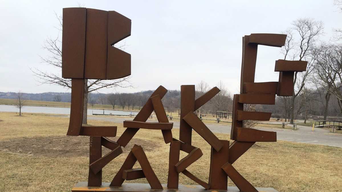 Letter missing from 'Big Lake Park' sign?