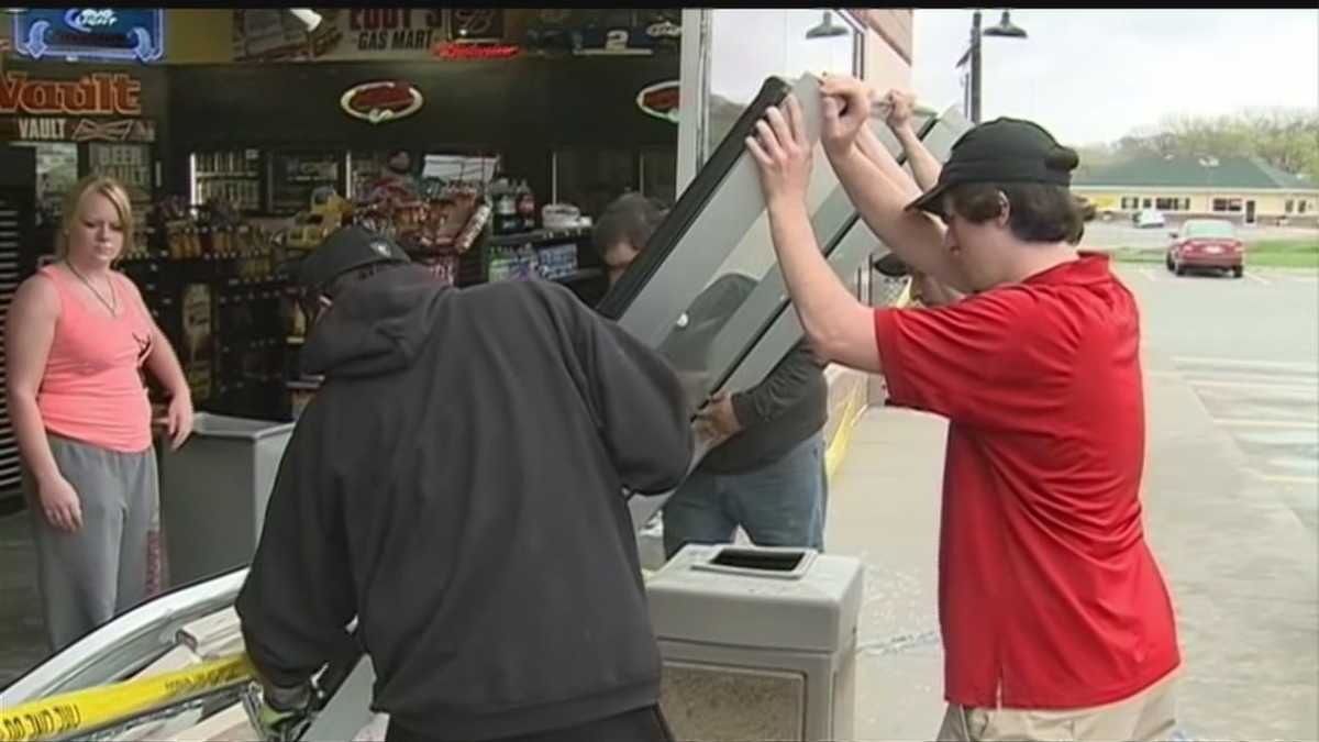 Car drives into Iowa convenience store Sunday afternoon