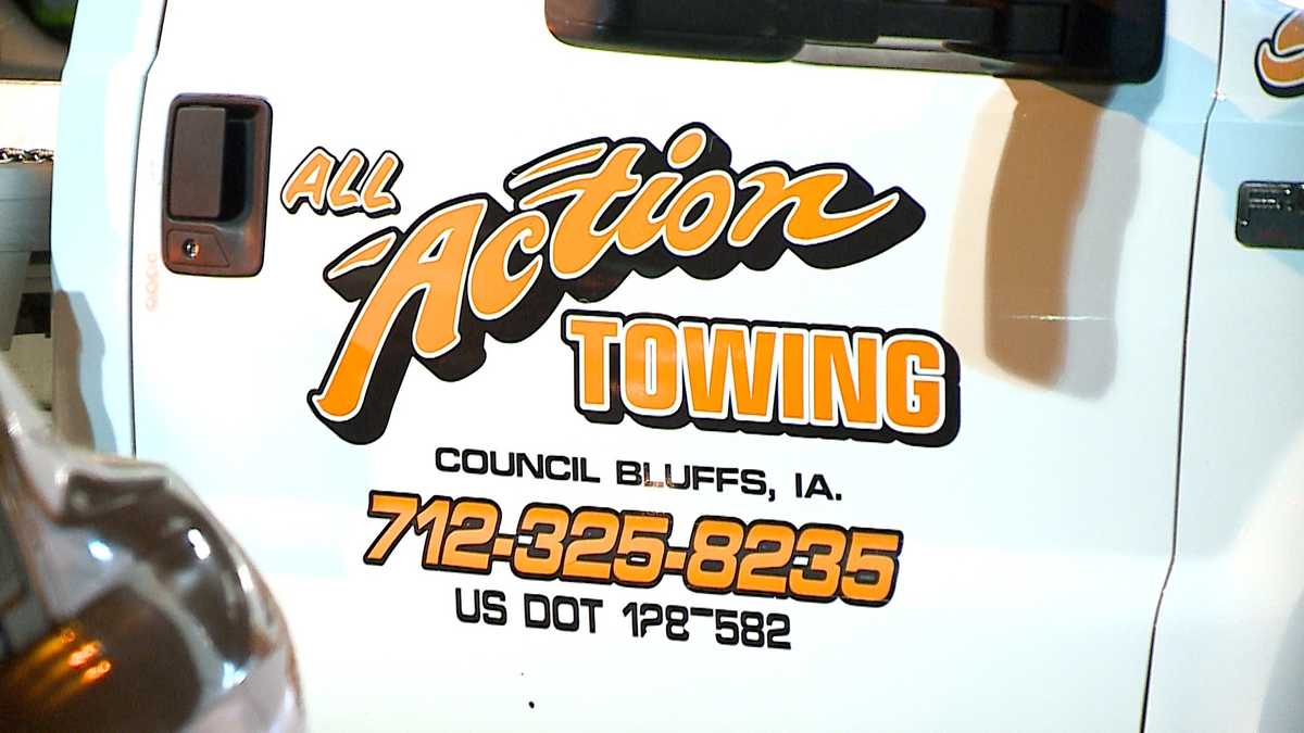 Tow truck driver repossesses car with child inside, police say