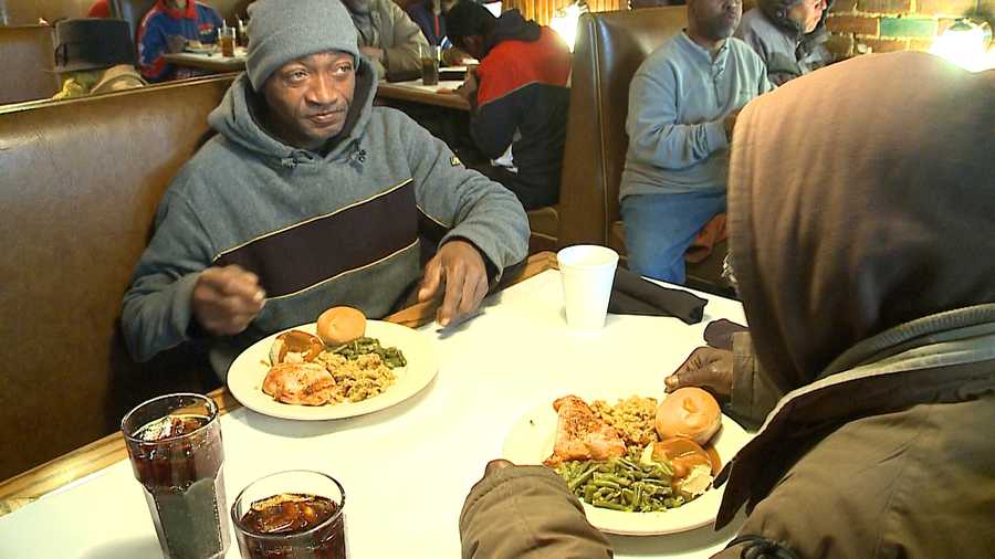 Old Chicago Serves Warm Meals To 1 000 Homeless Shelter Residents