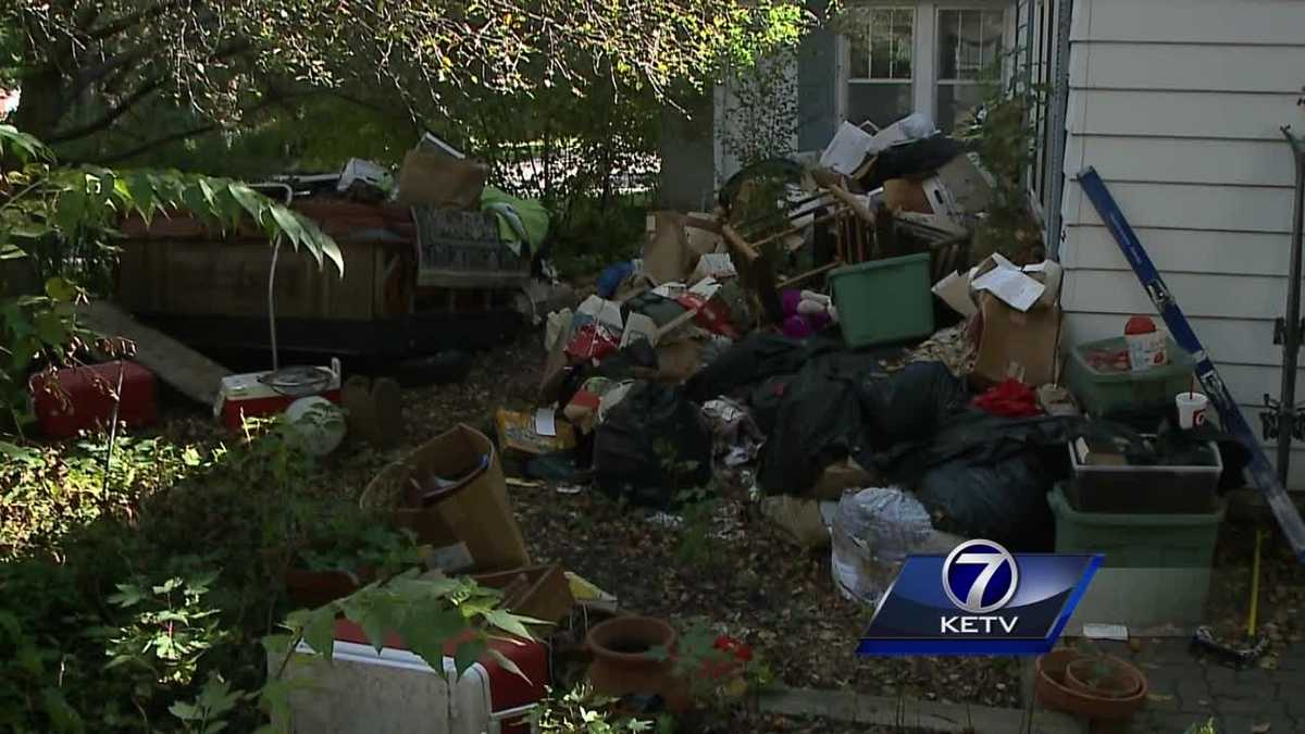 Neighbors say abandoned Dundee house has devolved into a dump