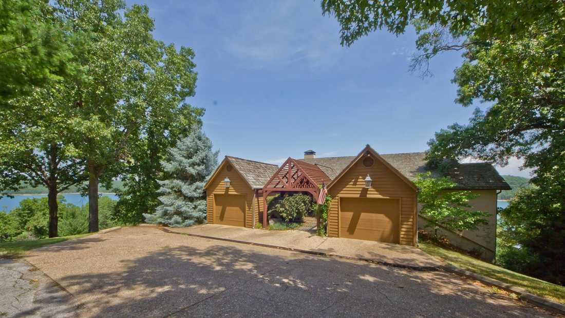 Tour this 1.1M lake front home in Rogers