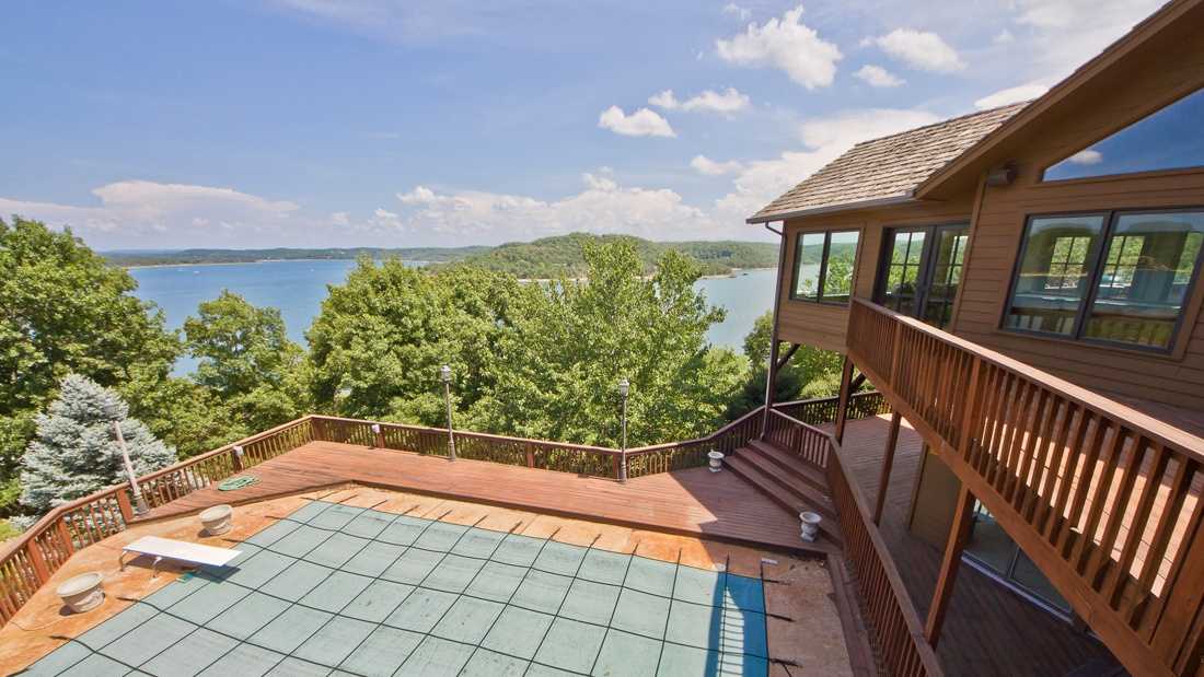 Tour this 1.1M lake front home in Rogers