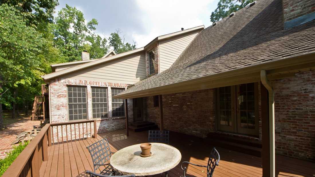 Mansion Mondays Tour this 950K Springdale home