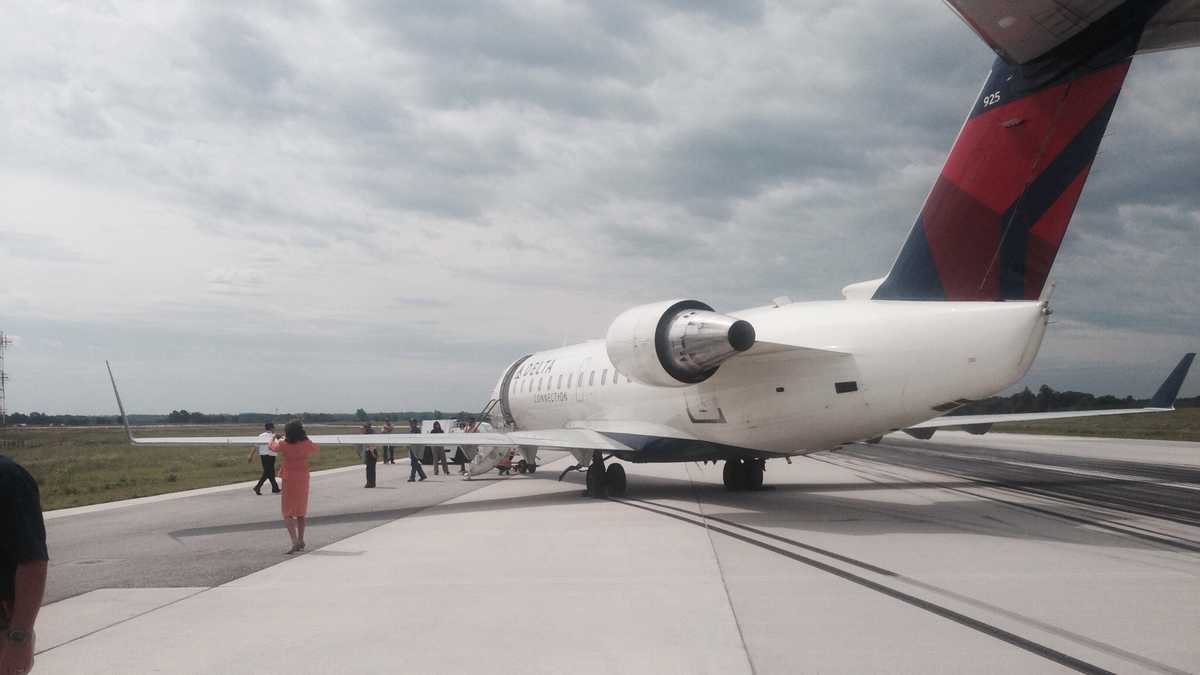 delta-flight-makes-emergency-landing-at-xna