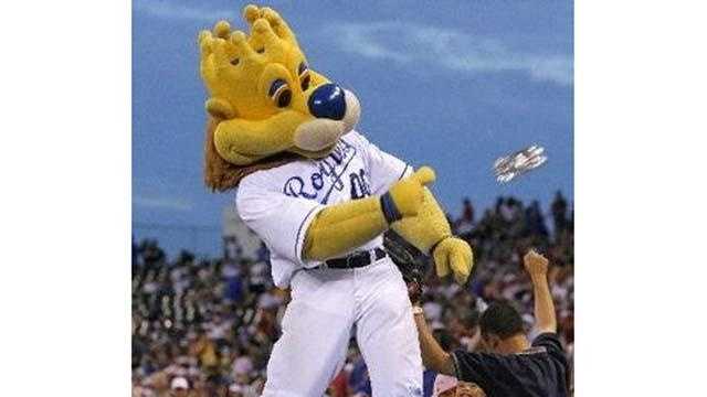 Kansas City Royals mascot Slugger tosses out free hot dogs during