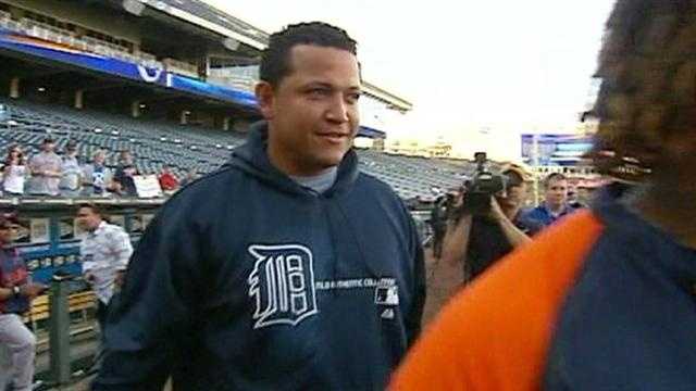 PHOTO: Miguel Cabrera Receives Standing Ovation After Winning First Triple  Crown in 45 Years