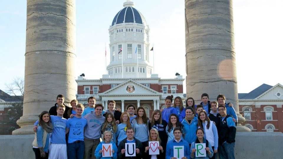 Shawnee Mission East alums honor teen who died