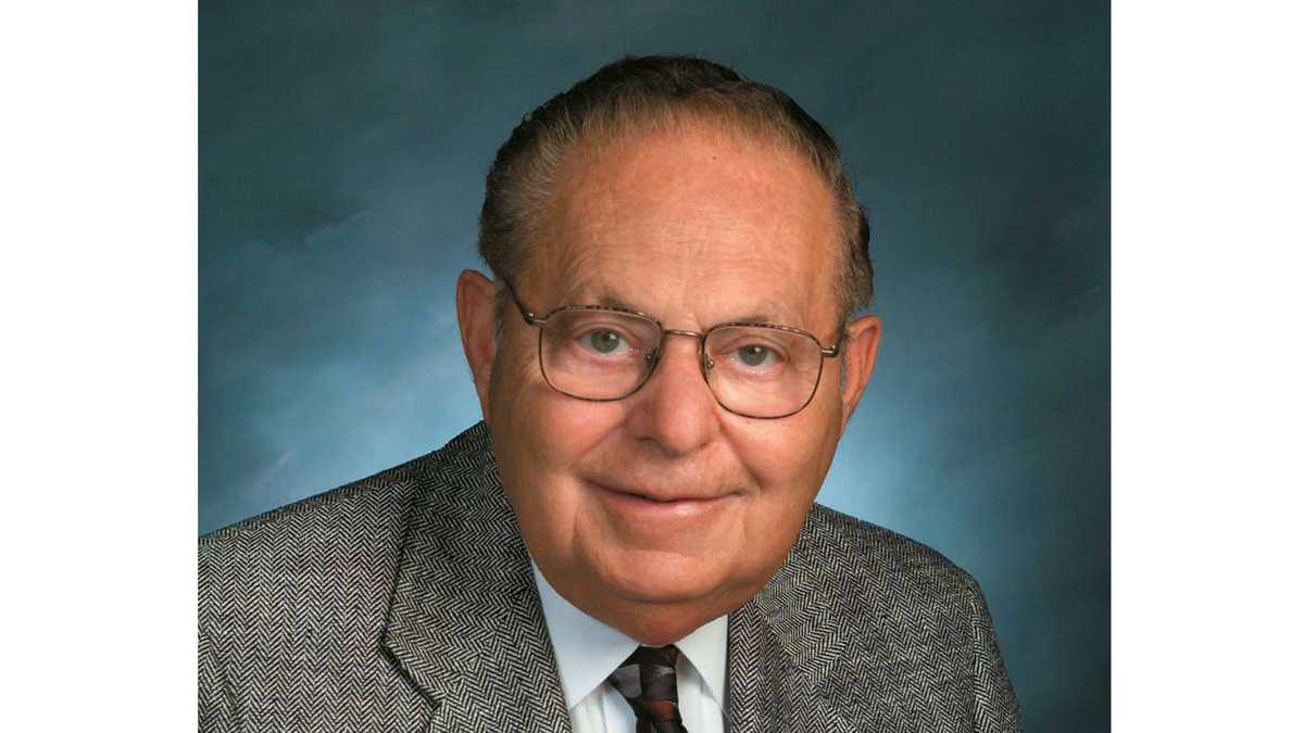 Nebraska Furniture Mart leader dies