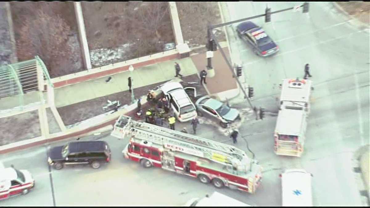 Injuries reported in wreck on Meyer Boulevard at US 71