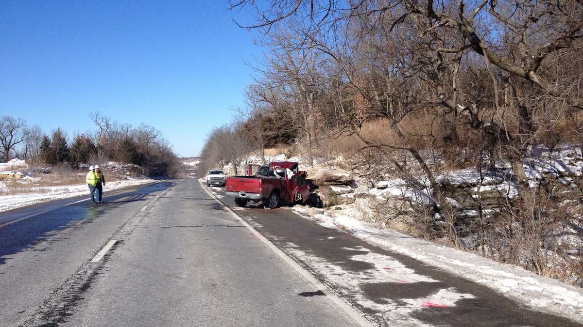 Fatal wreck closes portion of Highway 350