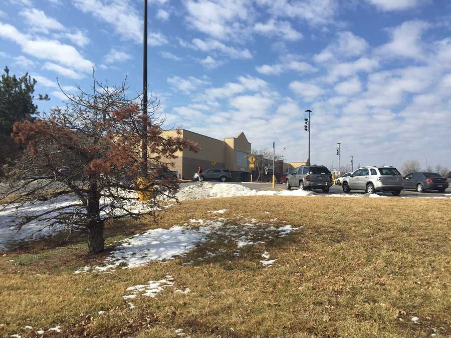 Authorities evacuate Raymore Walmart after police pursuit