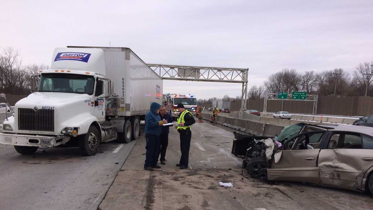 2 hurt in crash on eastbound I-435, U.S. 69