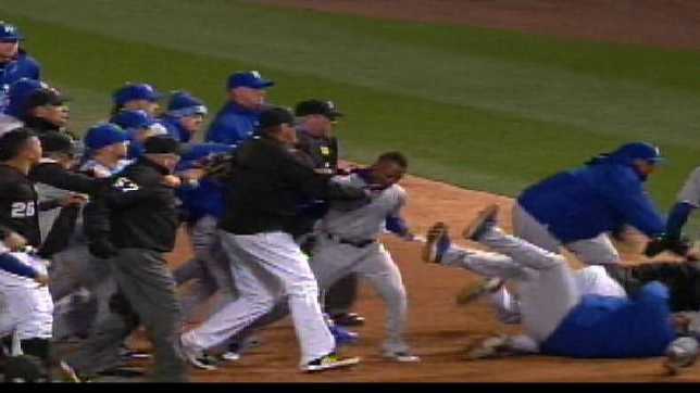 A dispute in the 7th inning led to a bench clearing pushing match between the Royals and the White Sox on Thursday night. 