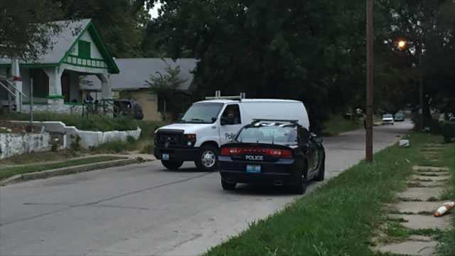 Police seek 3 after carjacking, shooting in KC