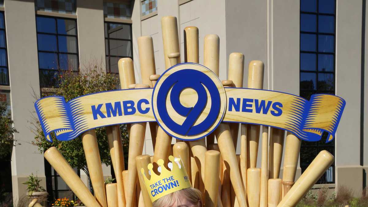 KMBC anchors pose with Royalty Throne