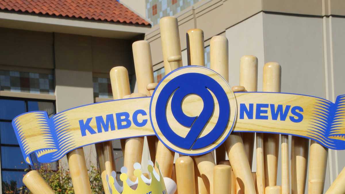 KMBC anchors pose with Royalty Throne