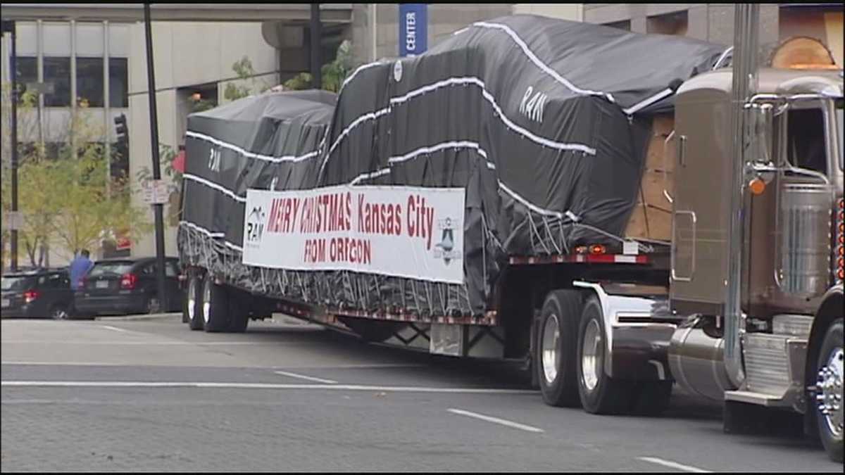 Mayor's Christmas tree arrives in KC