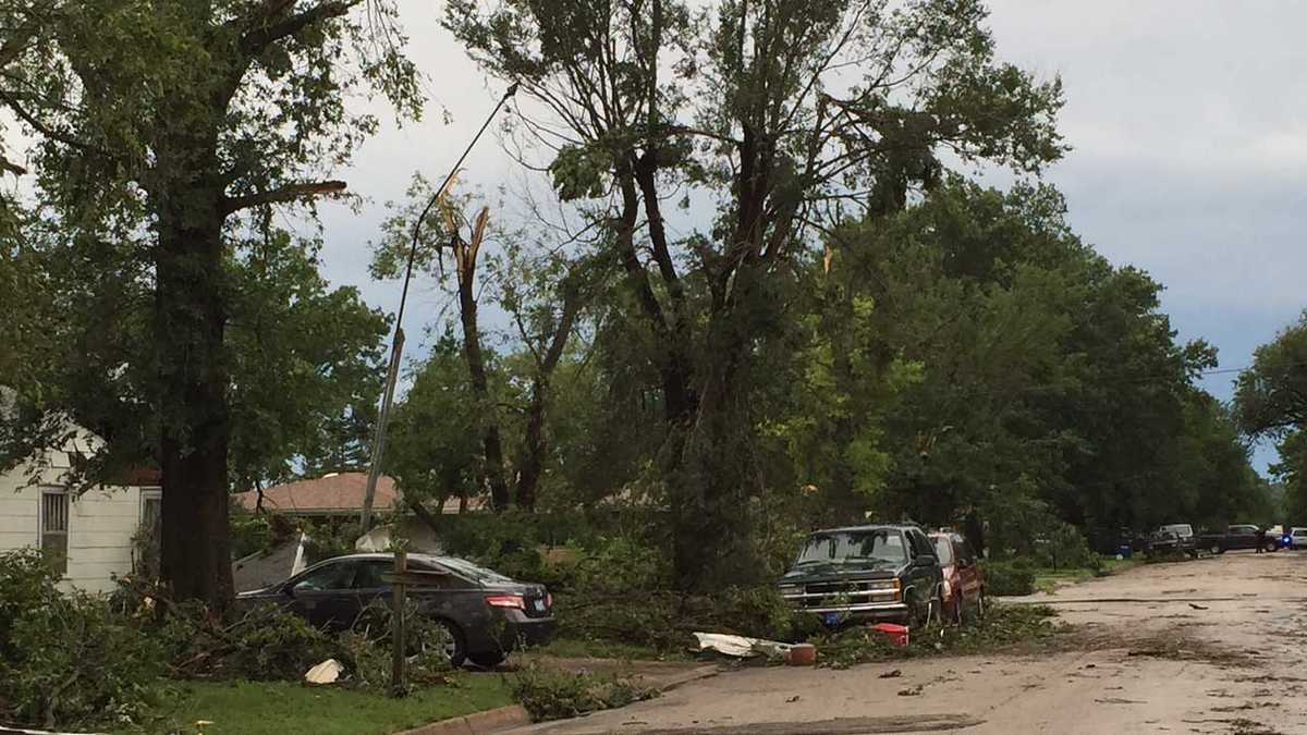 Tornado cuts path through Eureka, Kansas