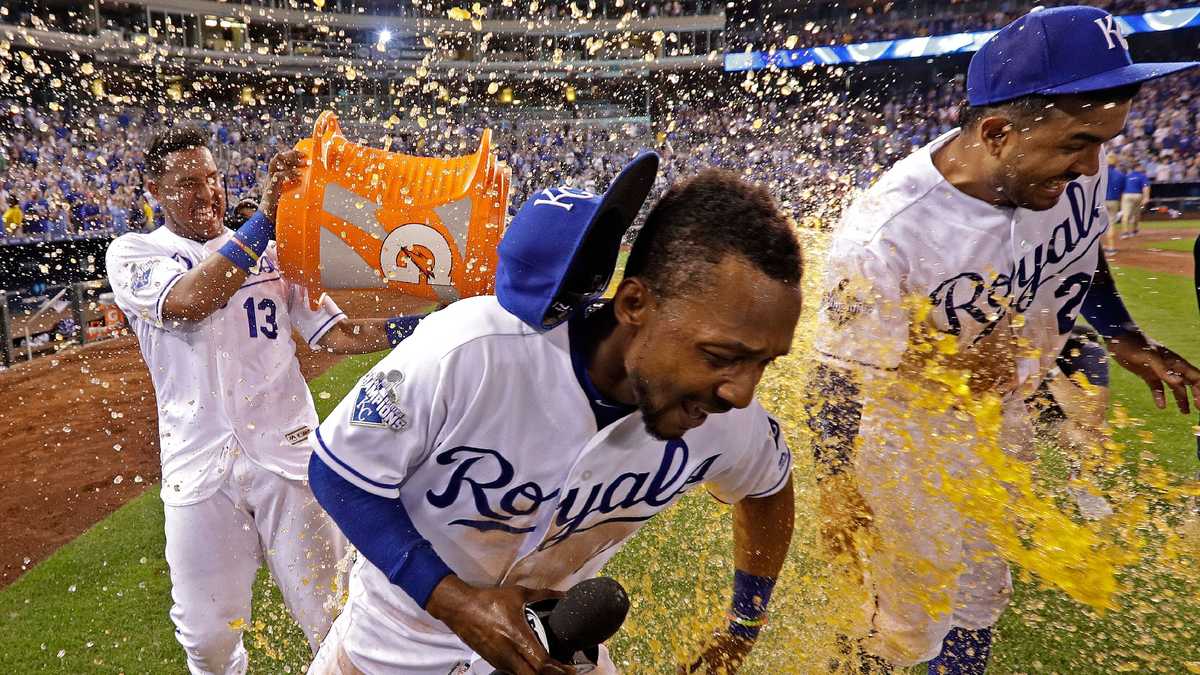 Lorenzo Cain throws out first pitch to Salvy with help from his kids 