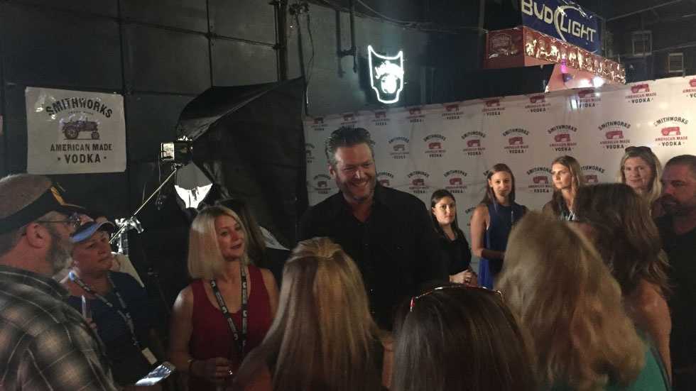 Blake Shelton treats fans to free popup concert in Grain Valley