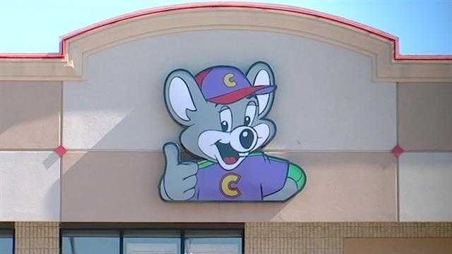 Police: Men stole Jeep, robbed Chuck E. Cheese in Tulsa