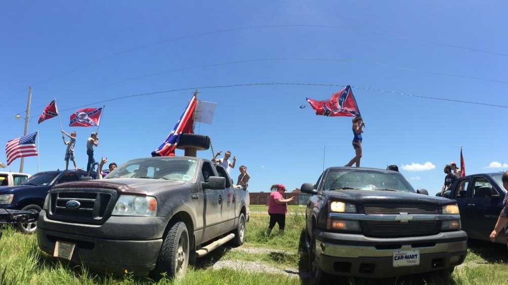 southern heritage rally held near president barack obama s visit in durant southern heritage rally held near