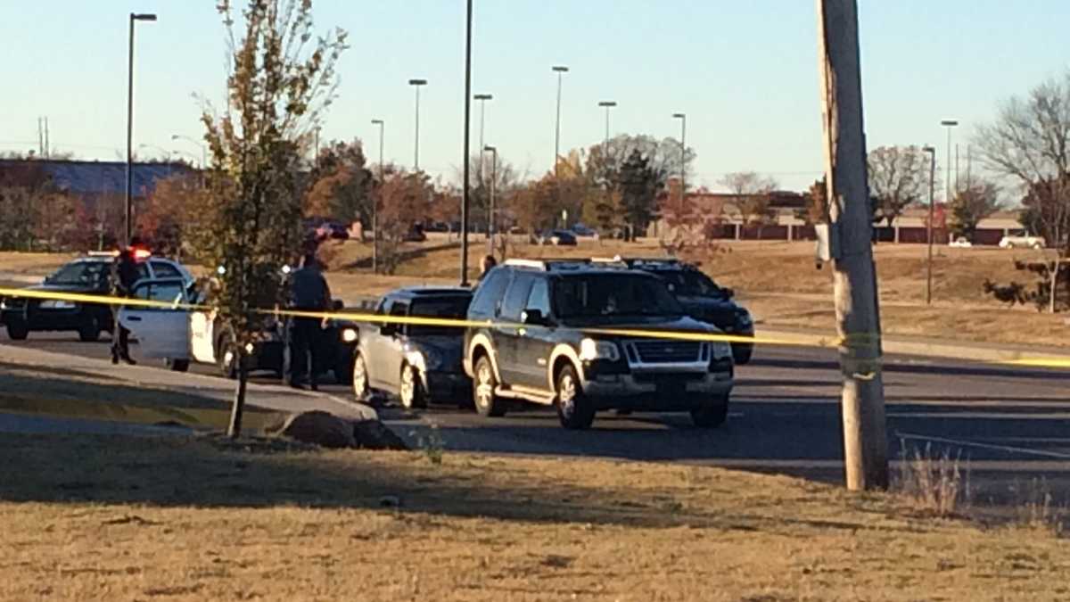 Police find gunshot victim at scene of car crash in southwest Oklahoma City