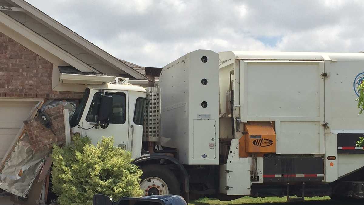 Garbage truck crashes into 2 homes in northwest Oklahoma City