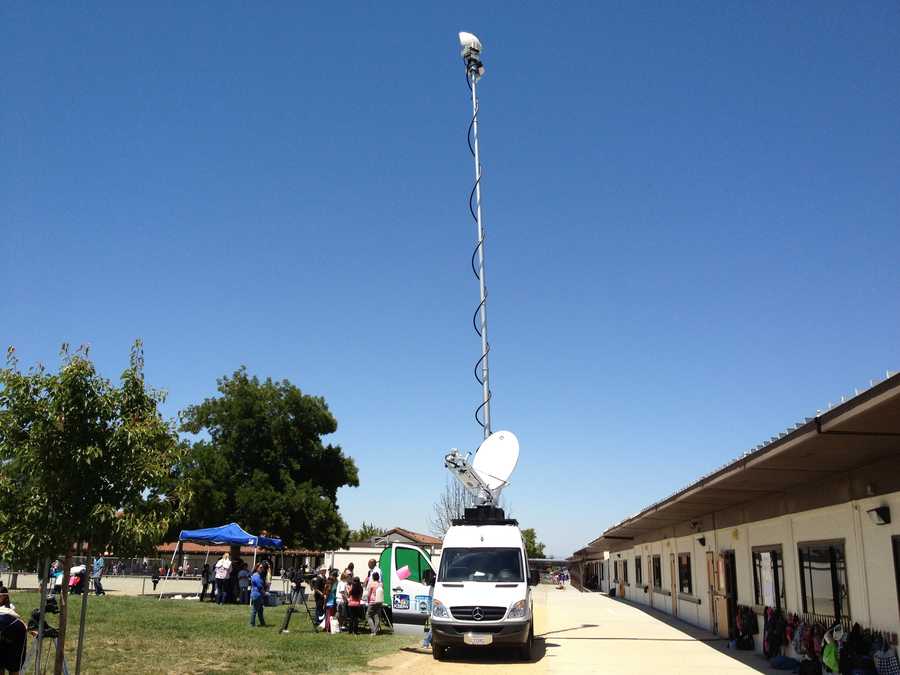 KSBW weatherman Art Jarrett meets students at Cerra Vista Elementary School