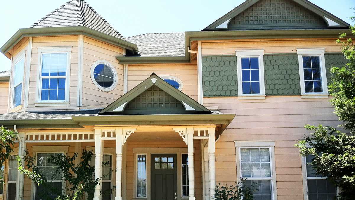 5 signs you are living next to a marijuanagrowing house