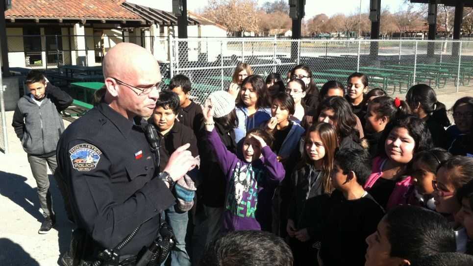 Resource officer once again on the job at Hollister schools