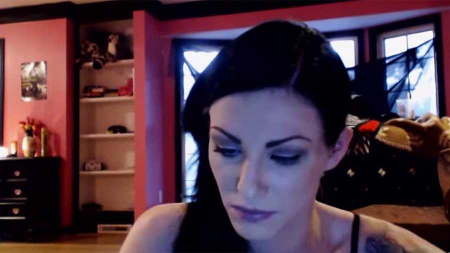 Alix Tichelman gave makeup artist tutorials on YouTube. 