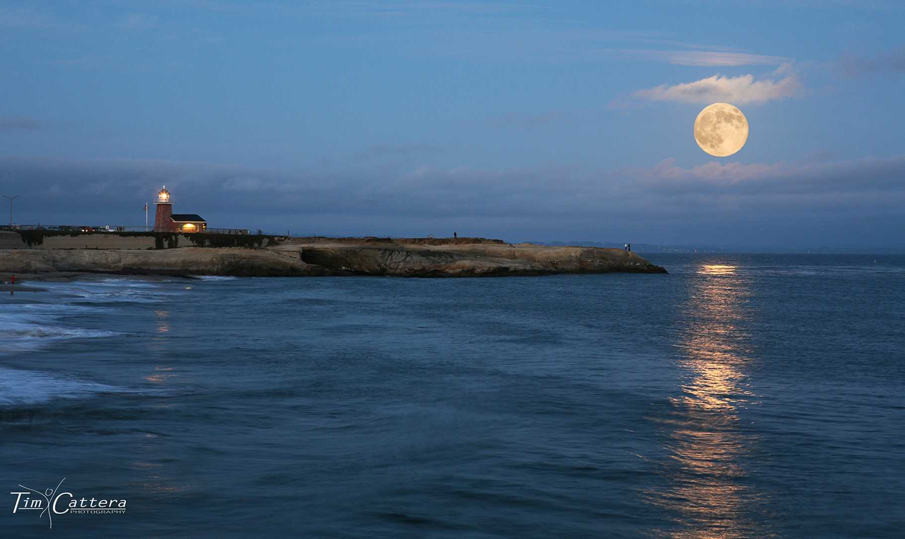 Summer s brightest supermoon seen in Santa Cruz