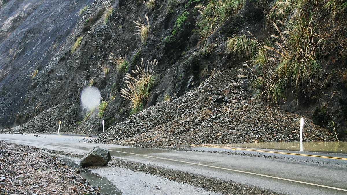 highway-1-closed-south-of-big-sur