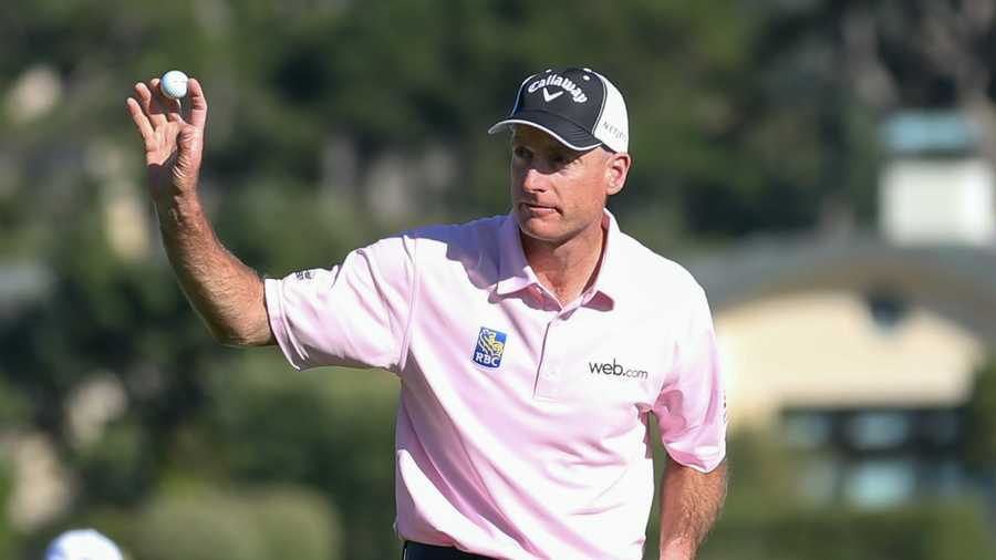 Jim Furyk waves to the crowd after taking the lead Saturday. 
