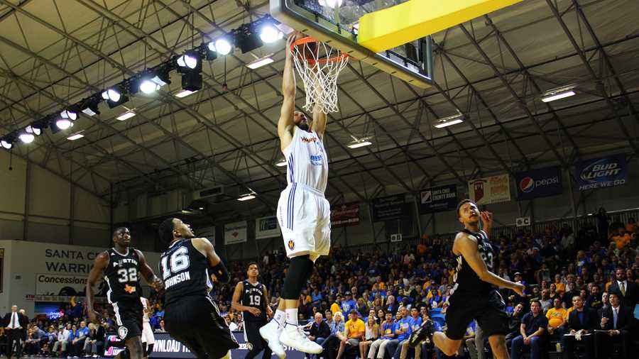 Mychel Thompson slams a dunk.  His brother is Golden State Warriors star Klay Thompson.