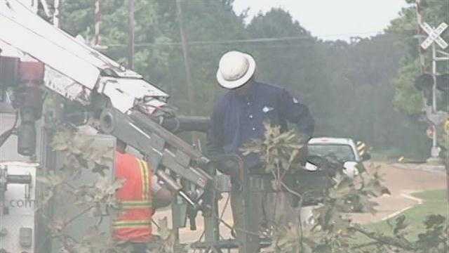 Tens of thousands still without power in Miss.