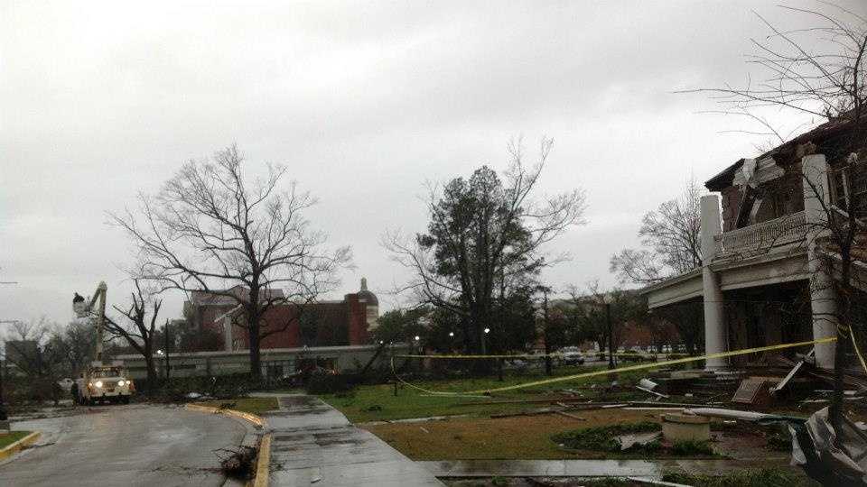Images: Tornado tears through Mississippi