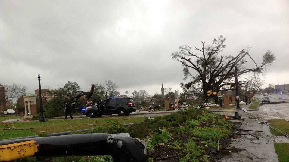 Images: Tornado tears through Mississippi