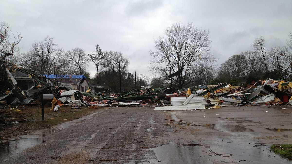 Images: Tornado tears through Mississippi