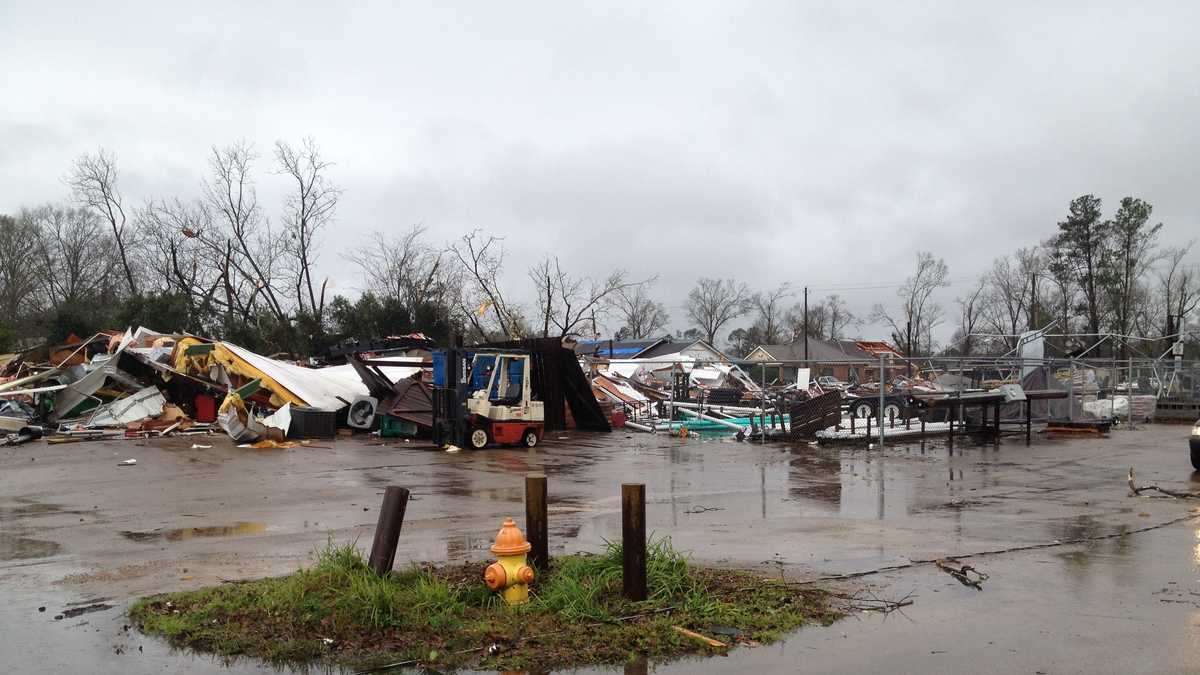 Images: Tornado tears through Mississippi