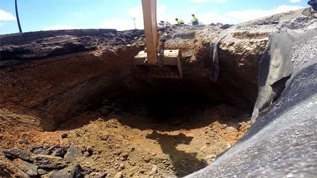 Big Sinkhole Develops On Us 61 In Natchez