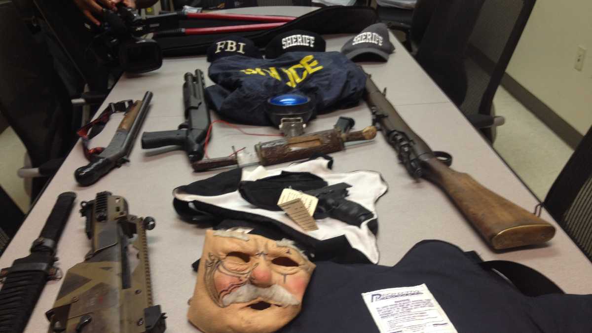 Man charged with kidnapping, impersonating officer