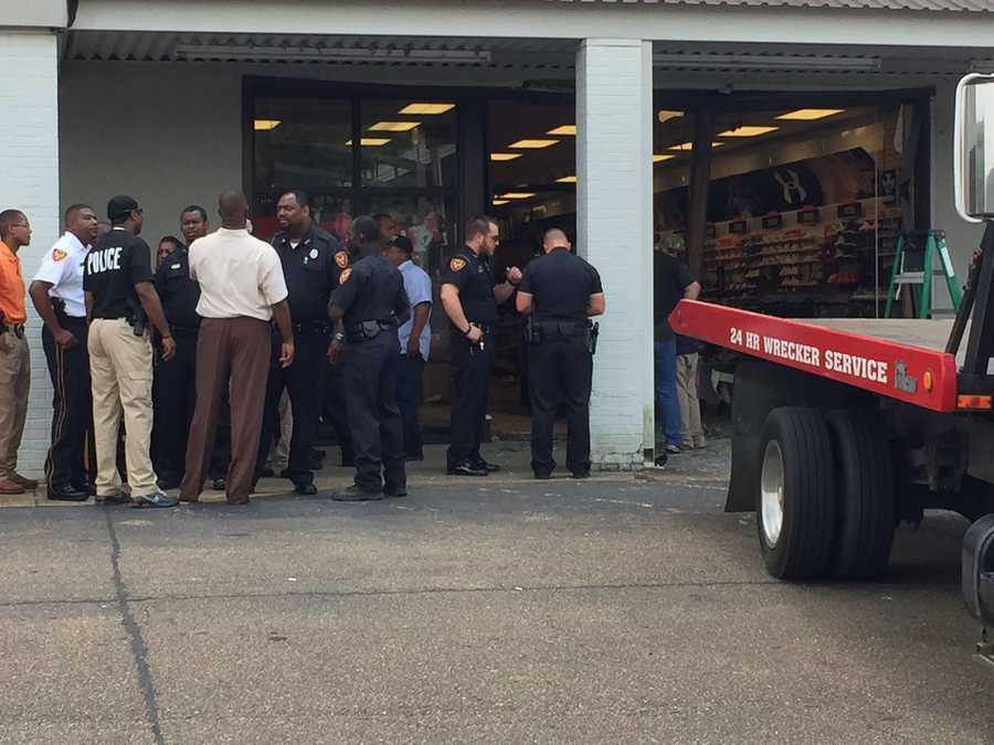 Vehicle crashes into Hazlehurst building