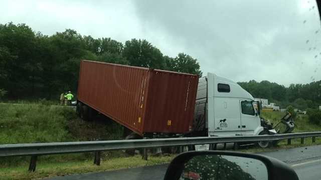 Tractor Trailer Crash Closes Sb I 95 Lanes