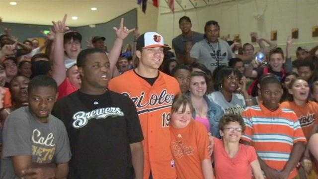 The Baltimore Orioles' hottest slugger Chris Davis visited Catonsville High School on Thursday as part of a program to teach teenagers about the dangers of texting and driving.