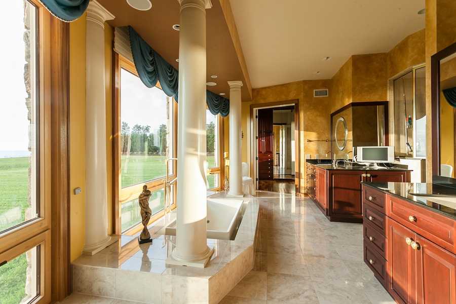 Conquest Manor up for auction Saturday