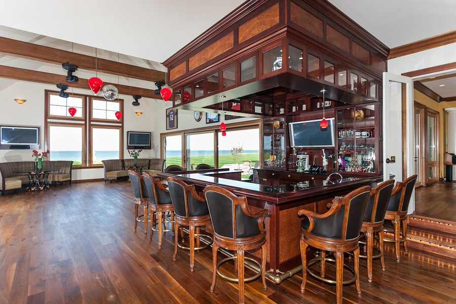 Conquest Manor up for auction Saturday