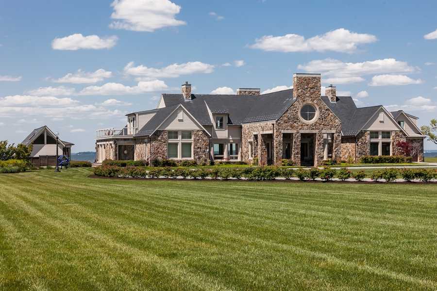 Conquest Manor up for auction Saturday